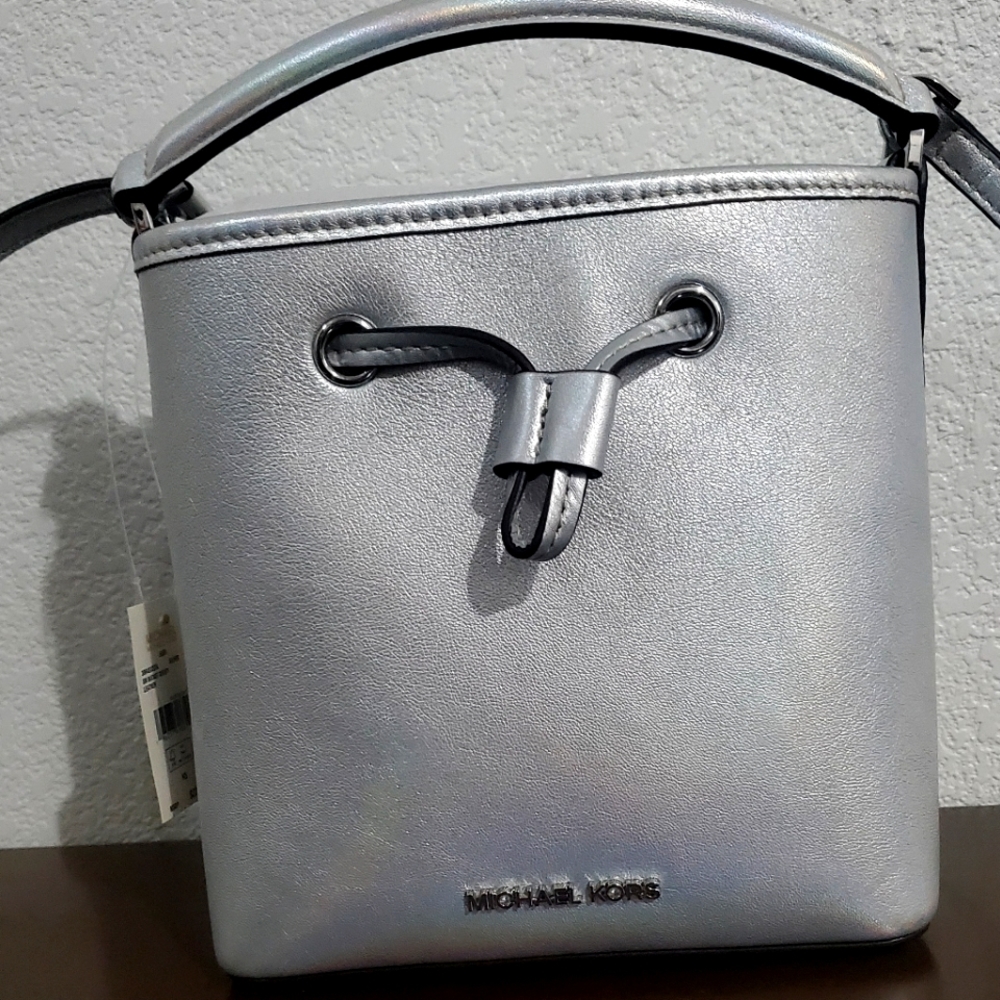 MICHAEL KORS NWT IRIDESENT/SHINY SILVER SMALL BAG BUCKET STYLE BAG
